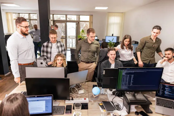 Команда graph-rix.website працює в офісі