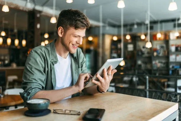 Студент працює за ноутбуком